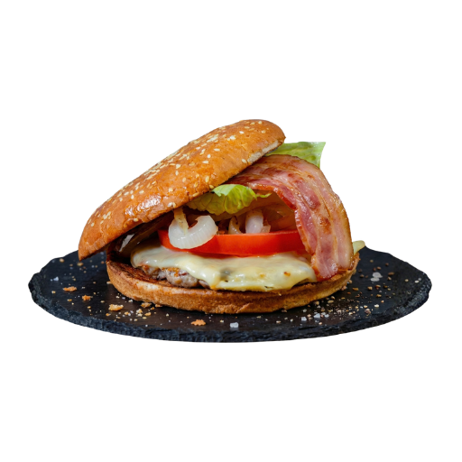 Hamburguesa queso y bacon con carne, queso fundido, bacon, tomate, lechuga y cebolla en pan de sésamo, servida sobre una base de pizarra; Yogui Burger, Torrejón de Ardoz.
