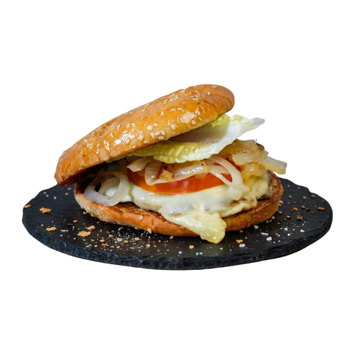 Hamburguesa con queso con pan de sésamo, carne, queso fundido, tomate, lechuga y cebolla, servida sobre una base de pizarra; foto de Yogui Burger en Torrejón de Ardoz.