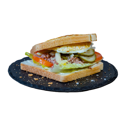 Sándwich vegetal con atún, lechuga, tomate y huevo en pan tostado, servido sobre una base de pizarra; Yogui Burger, Torrejón de Ardoz.